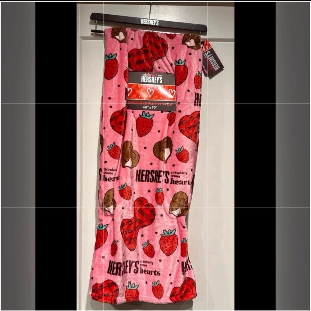 Viral Hersey’s Valentine Blanket “Strawberry Crème Hearts